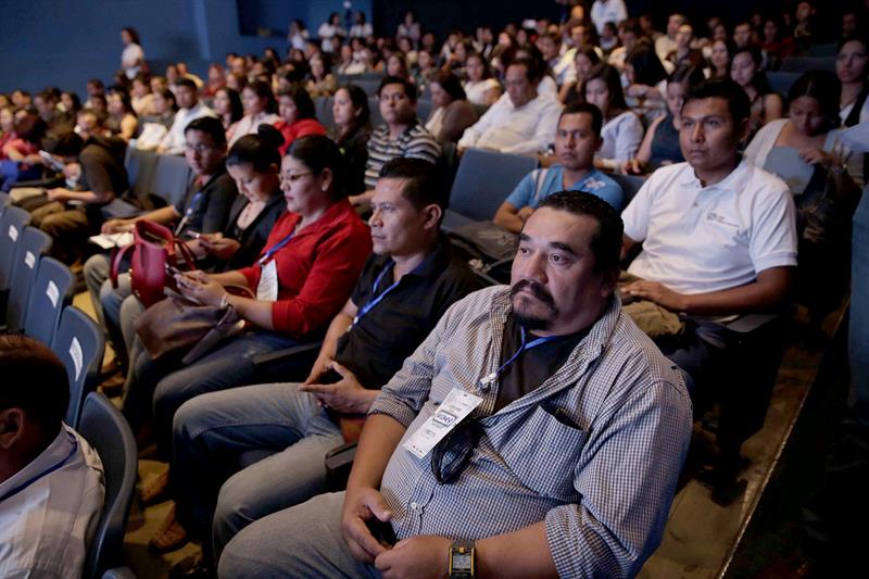  Expertul chilian invitÄƒ tinerii din El Salvador sÄƒ inoveze pentru a reuÈ™i