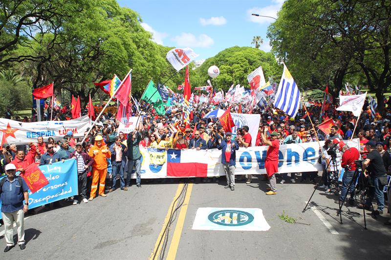  Mii de sindicaliÈ™ti de la A. Latina marcheazÄƒ Ã®n Uruguay Ã®mpotriva neoliberalismului