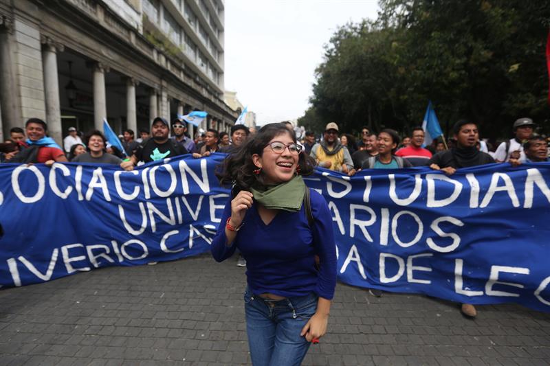  Grupurile civile cer proteste Ã®mpotriva guvernului È™i a deputaÈ›ilor din Guatemala
