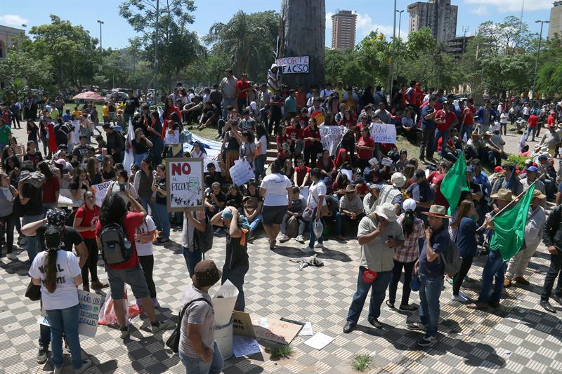  Guilds protesteazÄƒ Ã®n faÈ›a Congresului Paraguayan Ã®n timpul studiului bugetului
